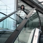 扶梯回头小姐姐,小姐姐的美丽瞬间定格