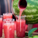 农村小姐姐送西瓜汁,农村小姐姐的西瓜汁传递清凉与温情