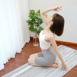 练瑜伽的短发小姐姐